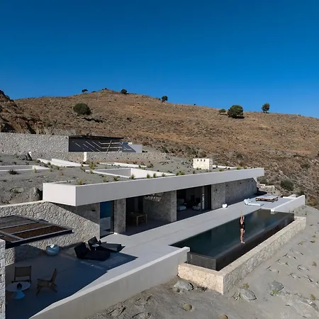 Celestia Cove, Earthy Architecture Meets Endless Blue By Etouri וילה