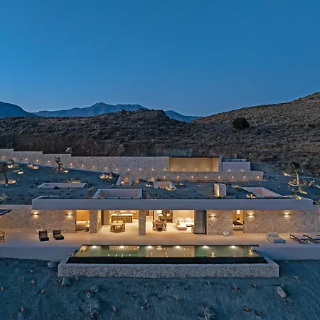 Celestia Cove, Earthy Architecture Meets Endless Blue By Etouri וילה