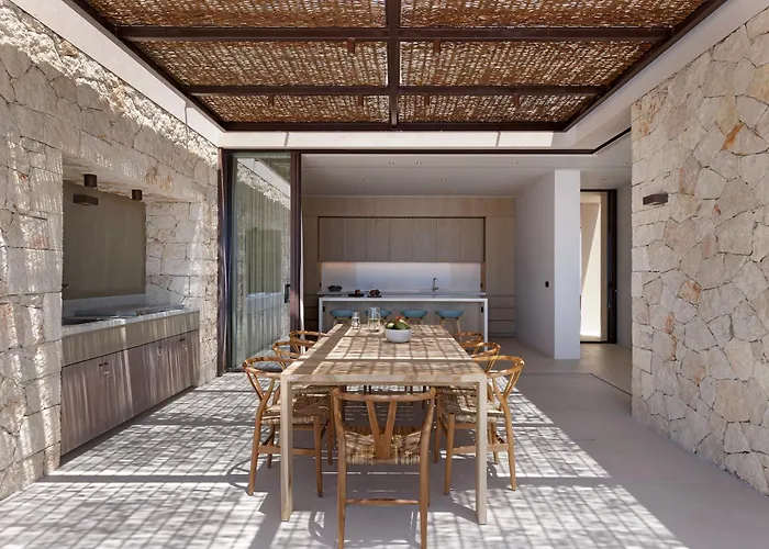 Celestia Cove, Earthy Architecture Meets Endless Blue By Etouri 别墅